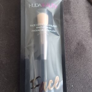 HUDA BEAUTY Face Conceal & Blend Brush - Black and Cream
